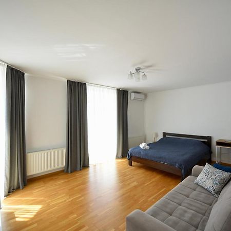 Cozy Apartment Next To The Park Тернопил Екстериор снимка