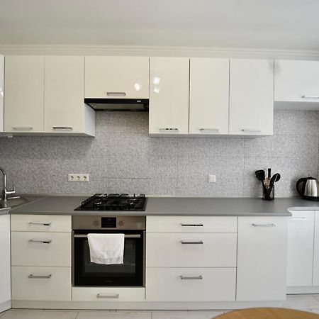 Cozy Apartment Next To The Park Тернопил Екстериор снимка