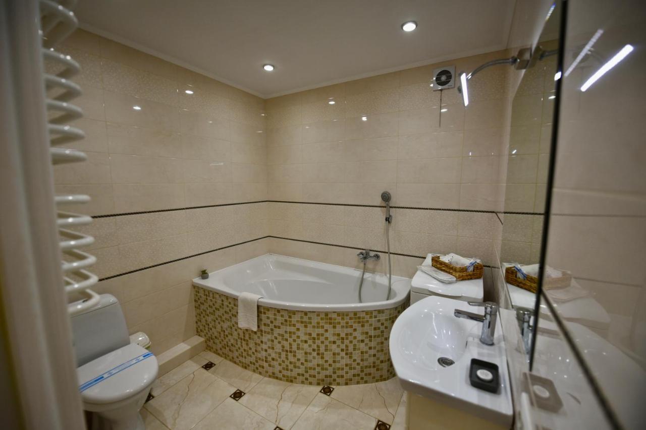 Cozy Apartment Next To The Park Тернопил Екстериор снимка