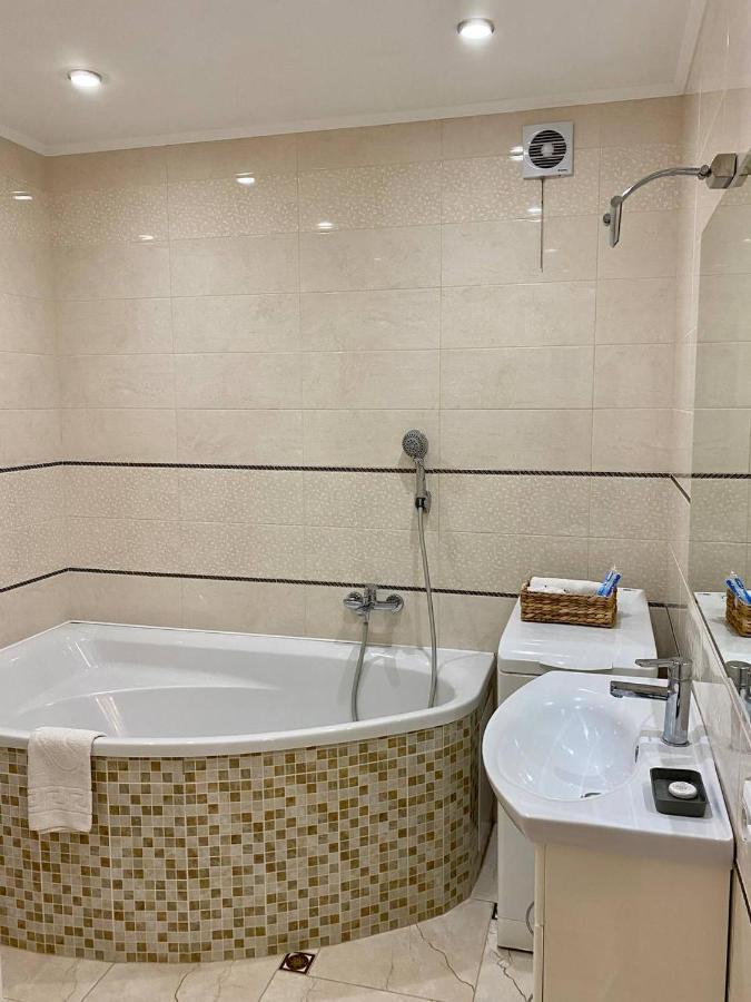 Cozy Apartment Next To The Park Тернопил Екстериор снимка