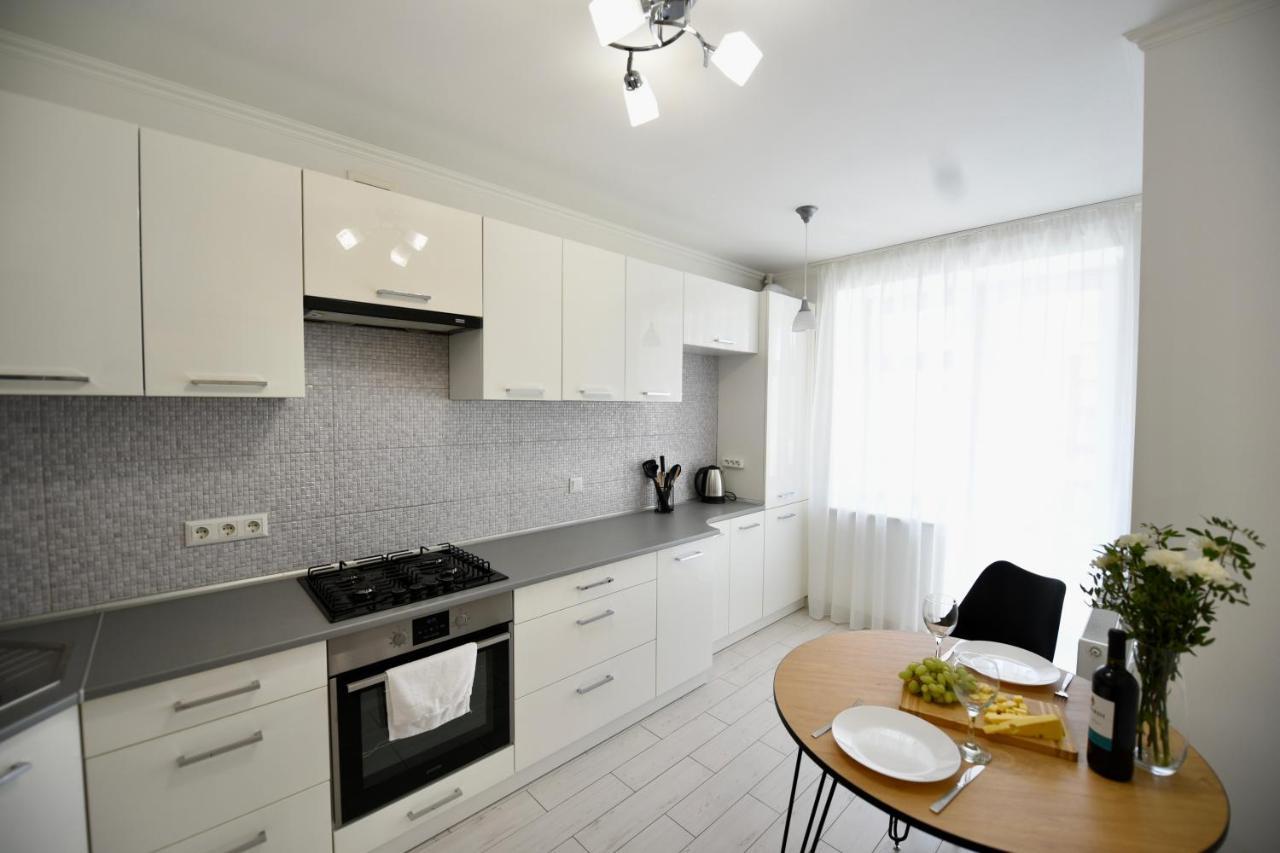 Cozy Apartment Next To The Park Тернопил Екстериор снимка